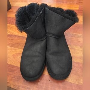 UGG Women's Boots Size 10 Black Suede Bailey Bow Short Shearling Fur Lined